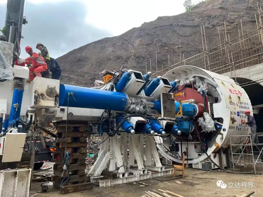 尊龙官方网站股份第一台ＴＢＭ连续皮带机下线